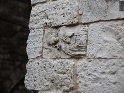 Di essa rimane un'effigie (rovesciata) della Madonna scolpita nella pietra, visibile percorrendo le scale che portano dalla Muraglia a strada Palazzo di Citt� 